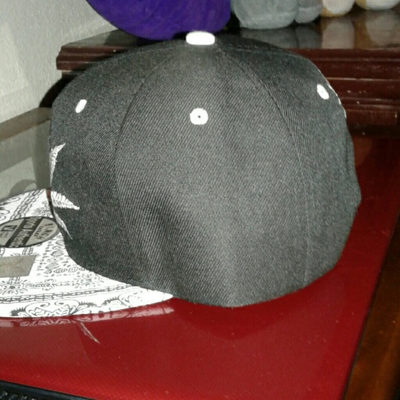 Hat with Marijuana sign - Picture 2 of 4