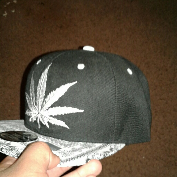 Hat with Marijuana sign - Picture 4 of 4