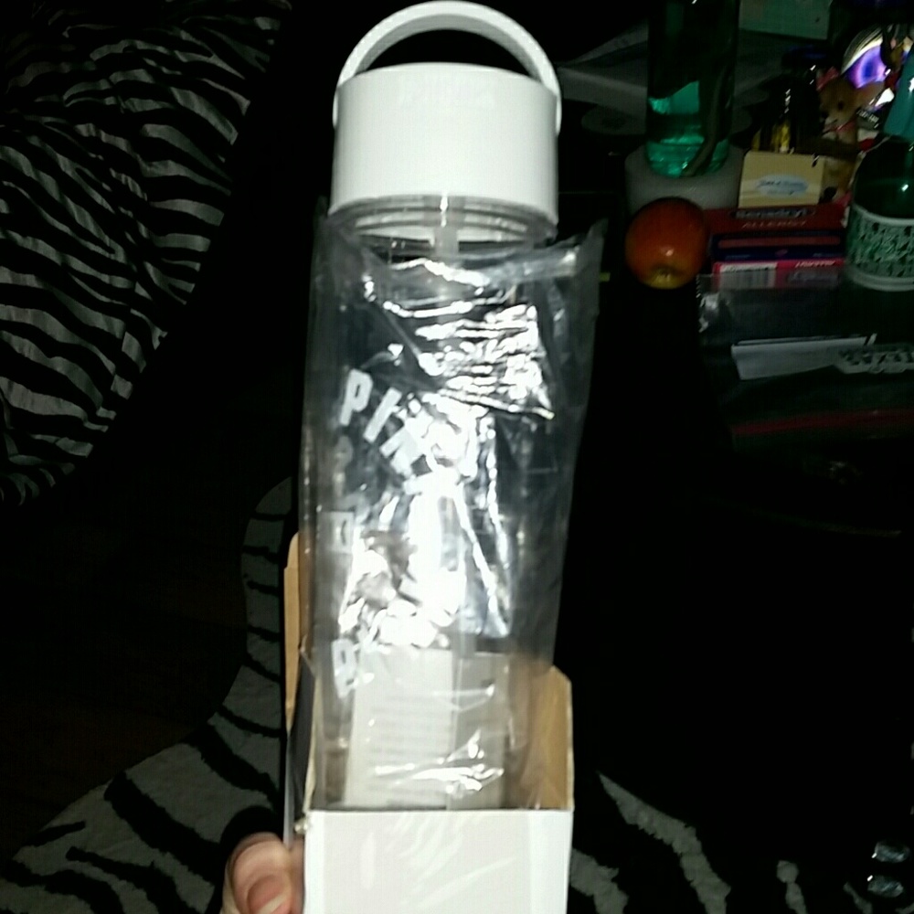 VS white/ clear water bottle