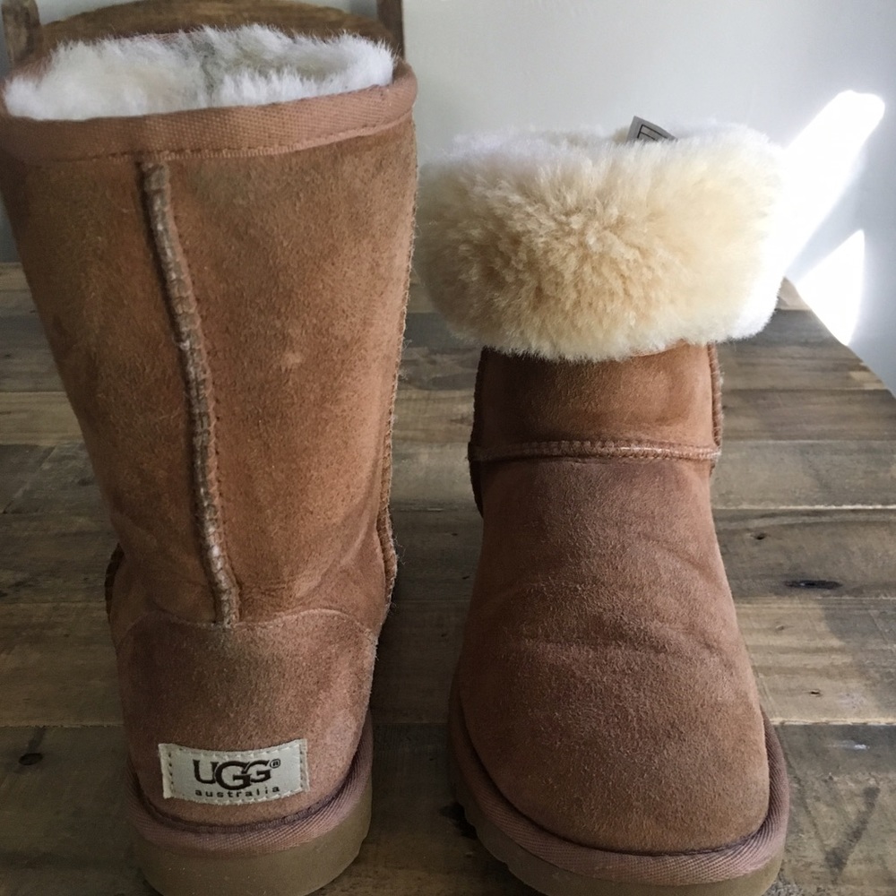 UGG Classic Short Chestnut Size 6 EUC
