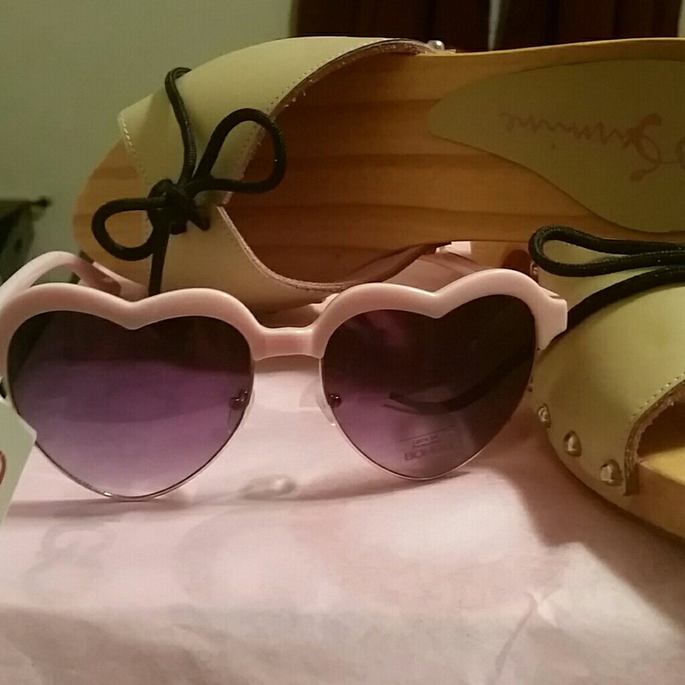 SUNGLASSES & WOODEN SANDALS Set! - Picture 4 of 5