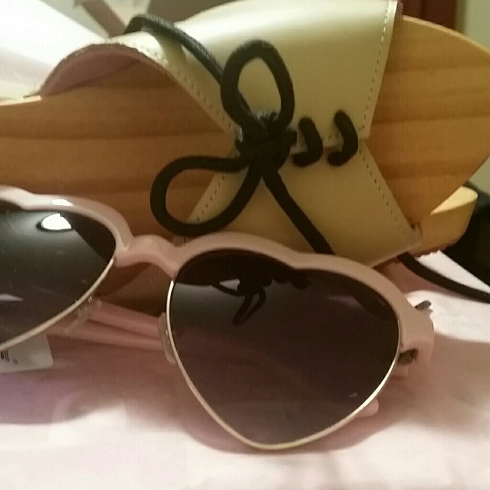 SUNGLASSES & WOODEN SANDALS Set! - Picture 3 of 5