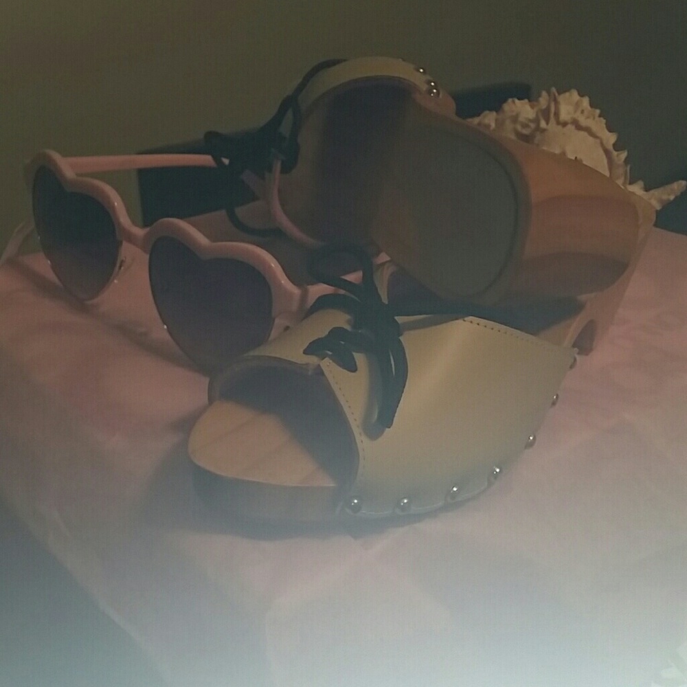 SUNGLASSES & WOODEN SANDALS Set! - Picture 5 of 5