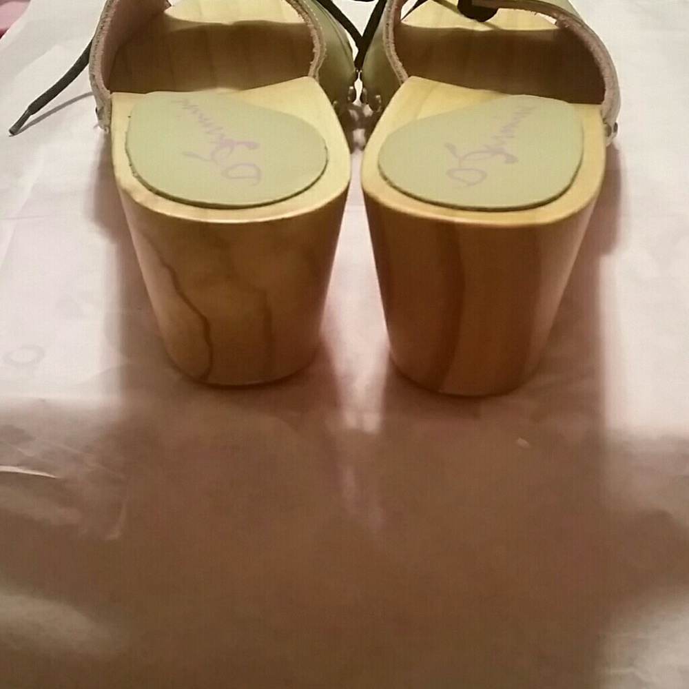 SUNGLASSES & WOODEN SANDALS Set! - Picture 2 of 5