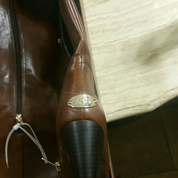 Coach - Picture 2 of 4