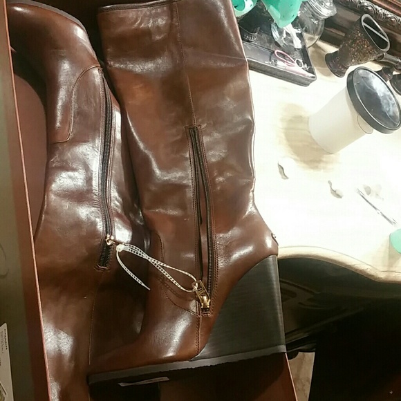 Coach - Picture 3 of 4