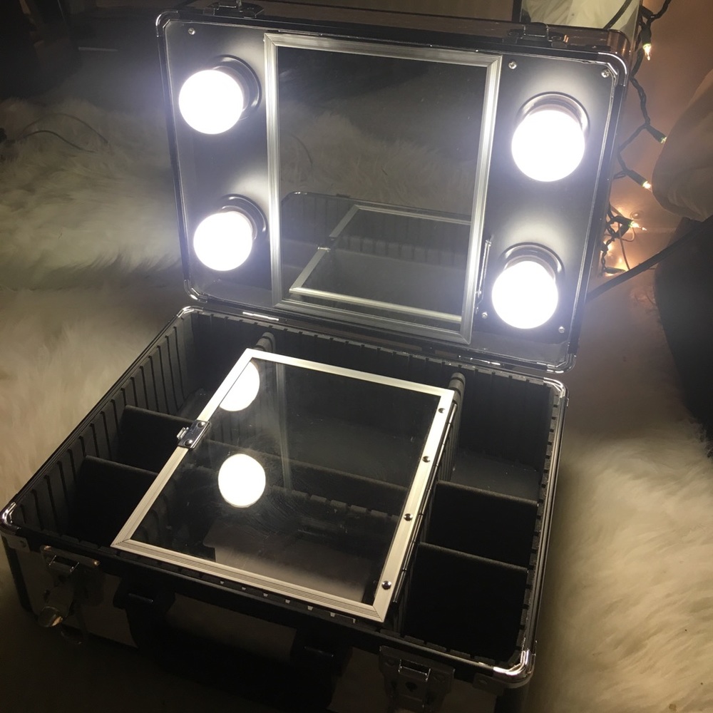 LOLA V PORTABLE VANITY HARDCASE 4 LIGHT