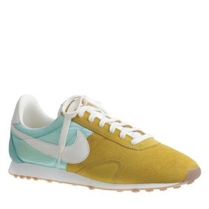 Nike Women's Pre Montreal Racer Vintage Sneaker