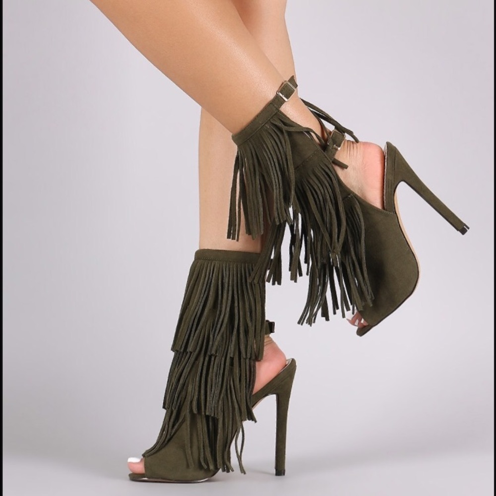 OPEN TOE HEELS FRINGE SIZE 9 IN OLIVE