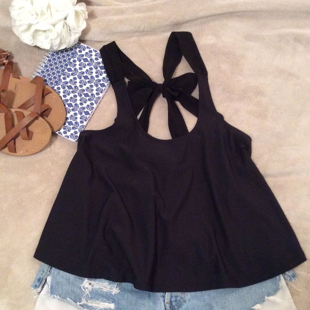 Flowy black tank top with bow detail 🎀