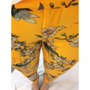 Amazing Flora Print Ankle Pants