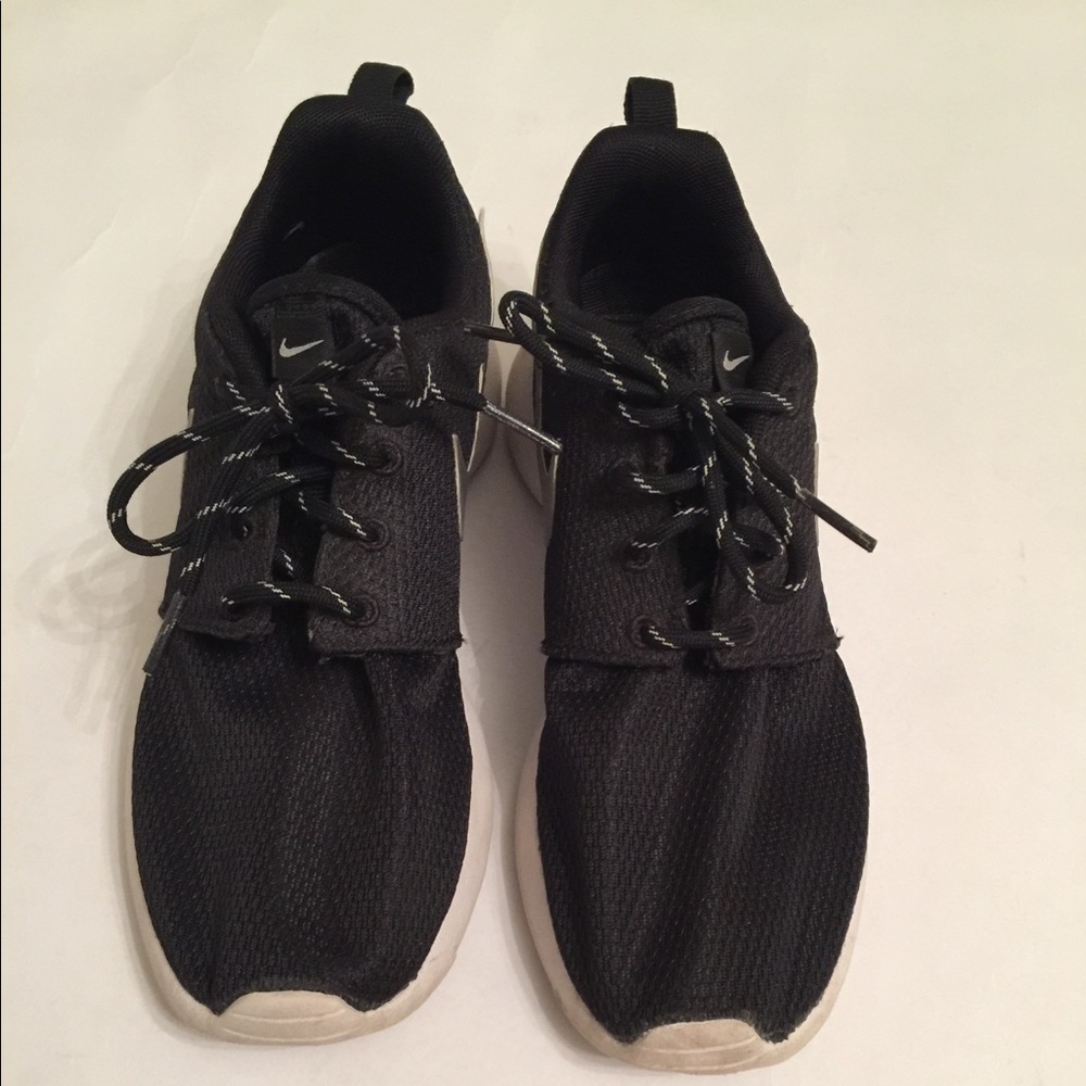 Black Nike Roshe