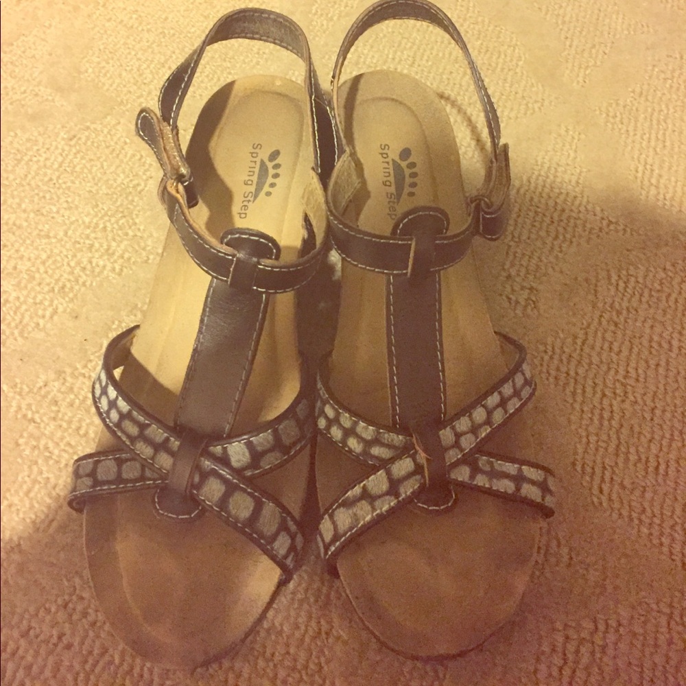 Super cute COMFORTABLE strapy sandals-size 38