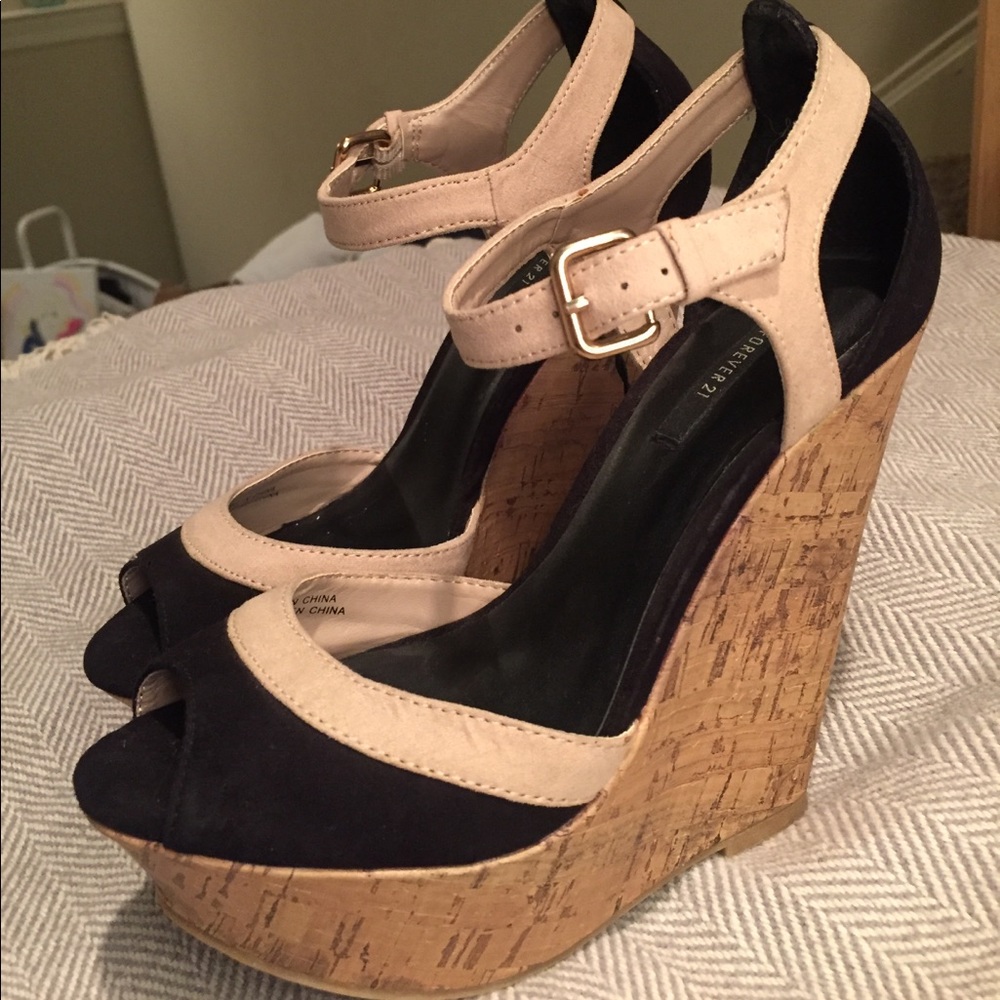 🆕Black and Tan Forever 21 wedges