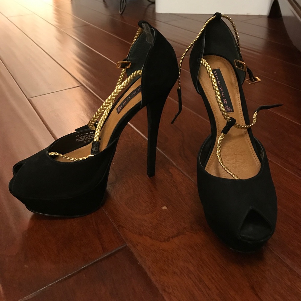 Black gold leather pumps