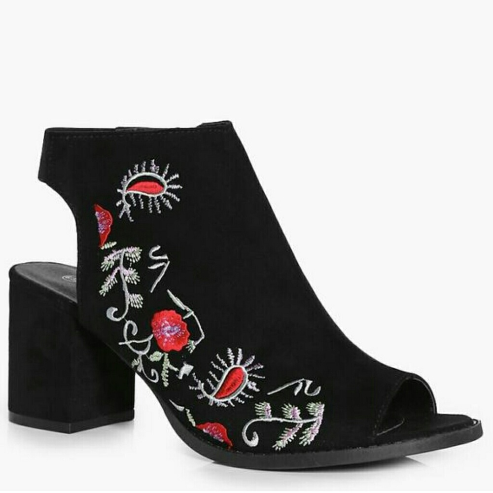 $DROP Black floral embroidered 3" peeps size 9