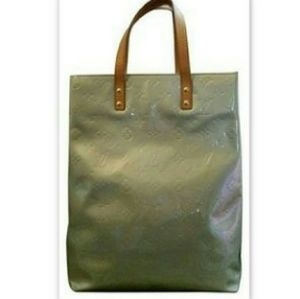 CONSIGNING SOON!LOUIS VUITTON Auth Reade MM Vernis