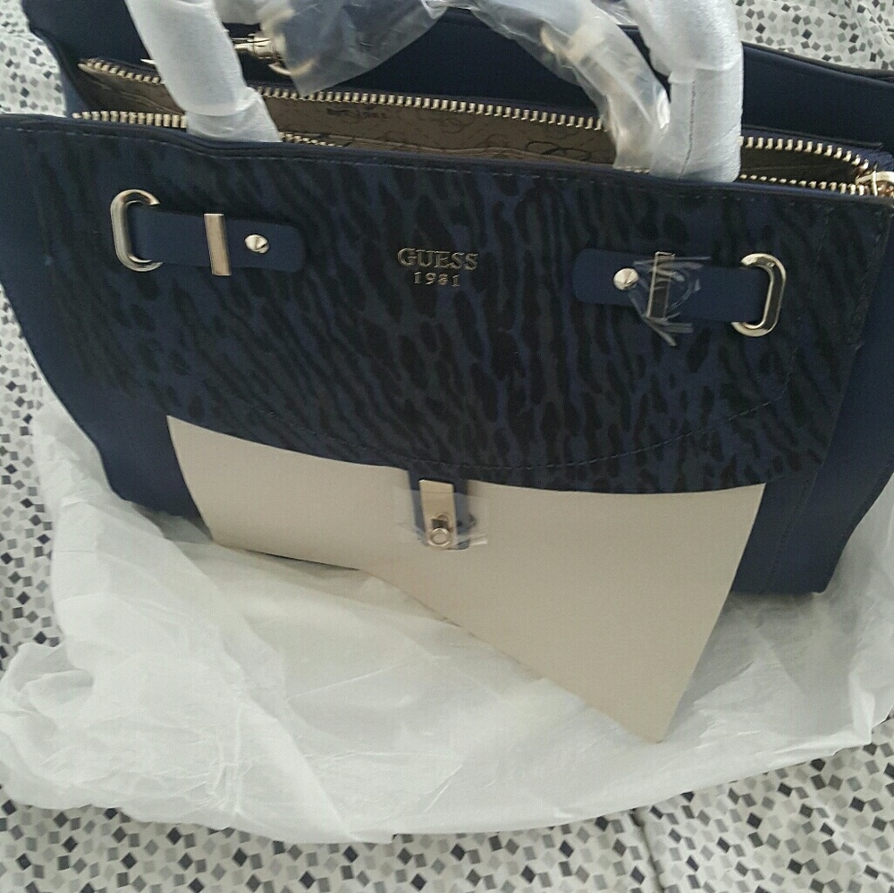 NWT Authentic  Guess Sapphire Bag. 🔴SOLD!!!🔴