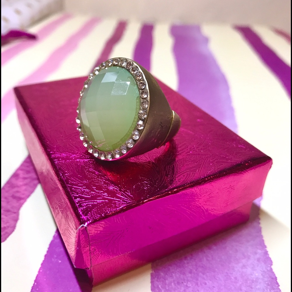 💍NWOT Vintage style ring with green stone 💎