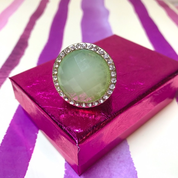 💍NWOT Vintage style ring with green stone 💎 - Picture 2 of 6