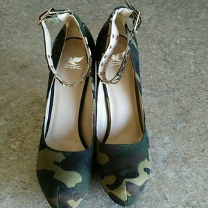 CLOSET CLOSING Like new Sheikh camo heels