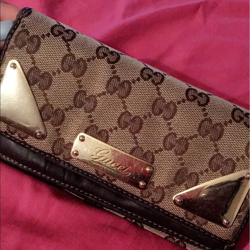 100% Authentic Signature Gucci Wallet