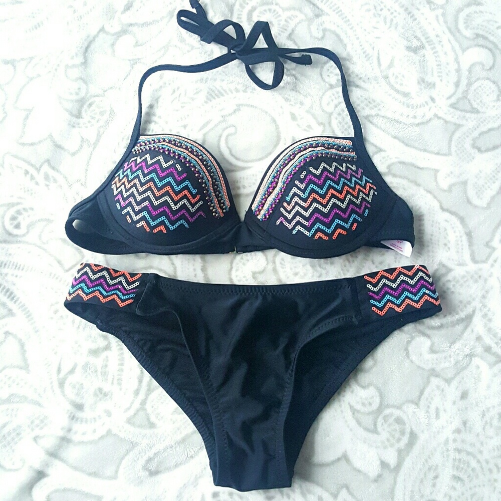 Black scrunch butt bikini