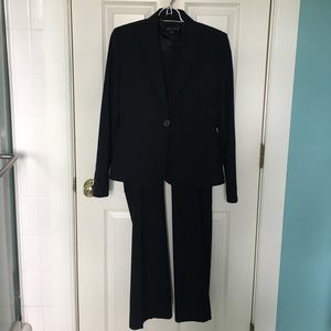Anne Klein navy size 0 suit