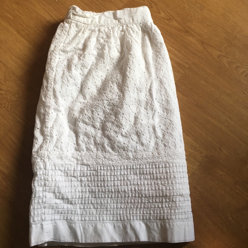 GAP white skirt w beautiful detail throughout 💓