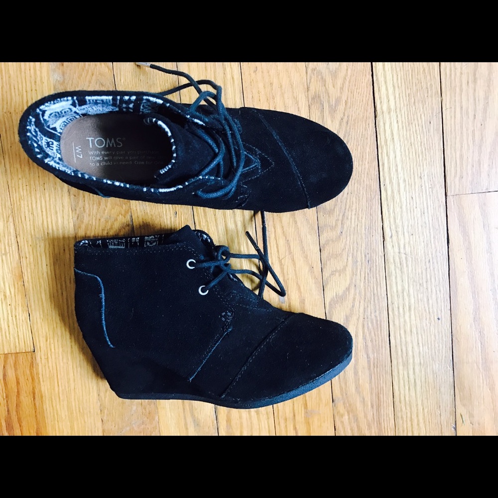 Toms black wedges
