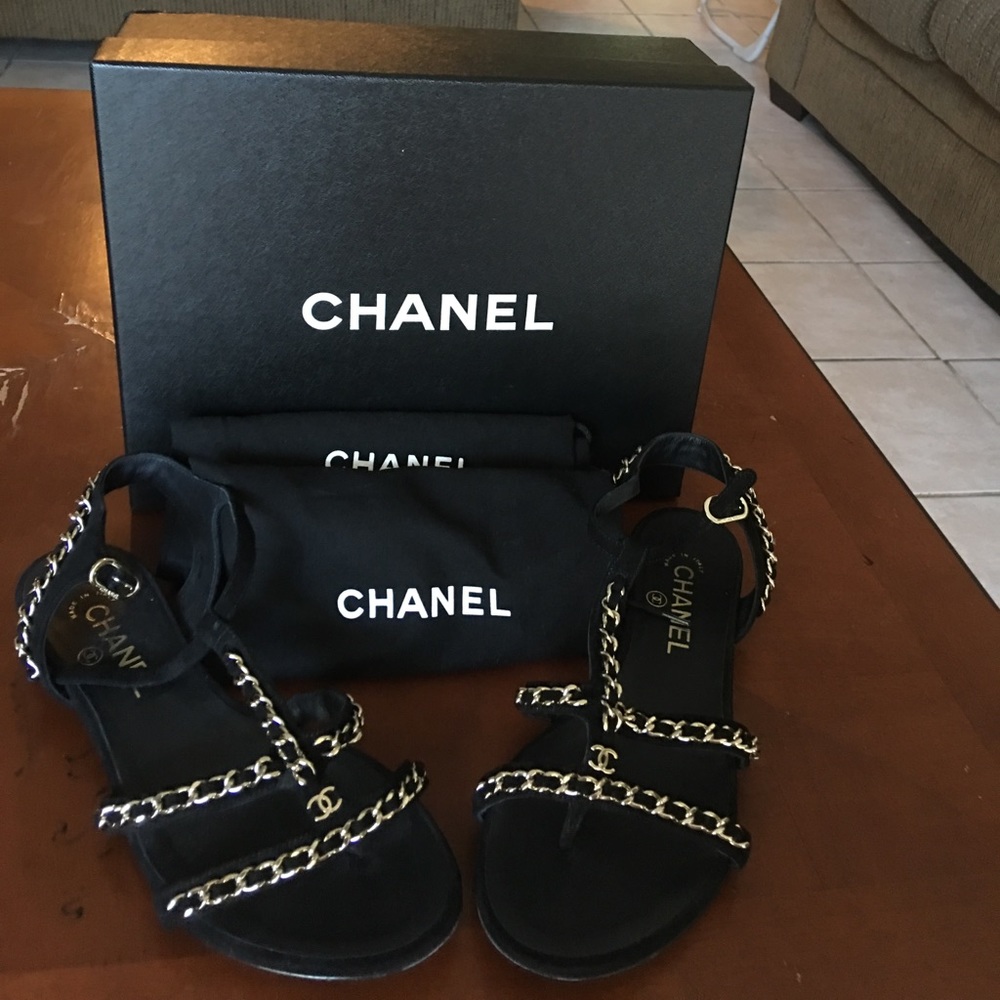 💕Chanel Black Thongs💕