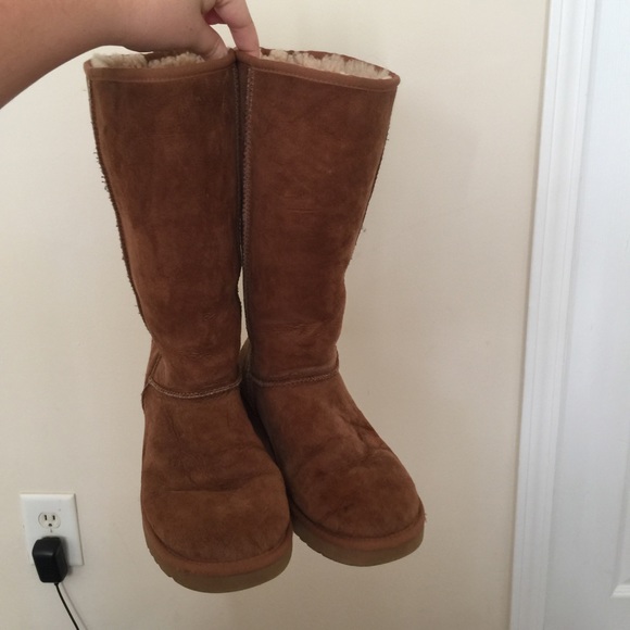 Brown UGG BOOTS - Picture 2 of 4