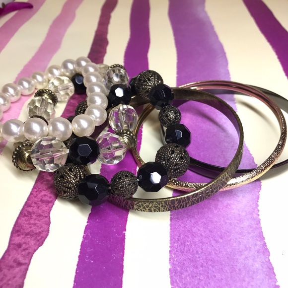 🎀Bundle of 2 Stylish Sets of Bracelets🌸 - Picture 4 of 8