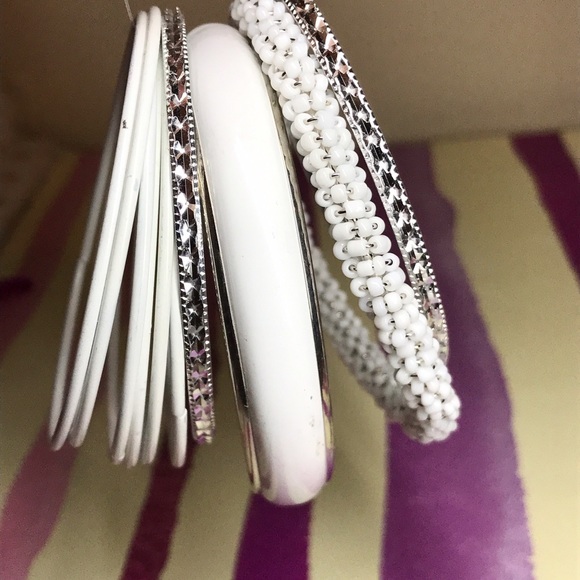 🎀Bundle of 2 Stylish Sets of Bracelets🌸 - Picture 7 of 8