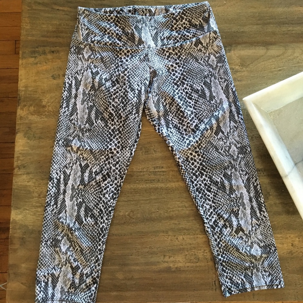 Onzie snake print legging size S/M