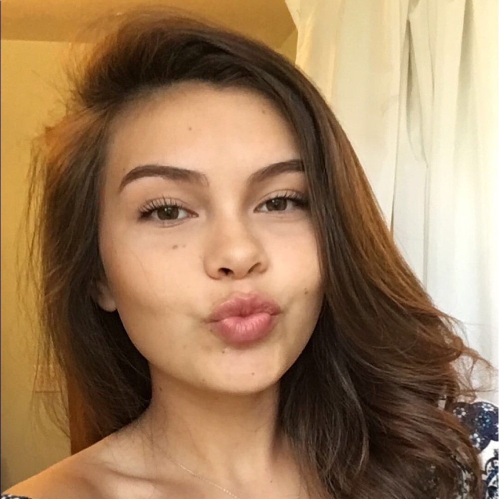 Meet your Posher, Daniela