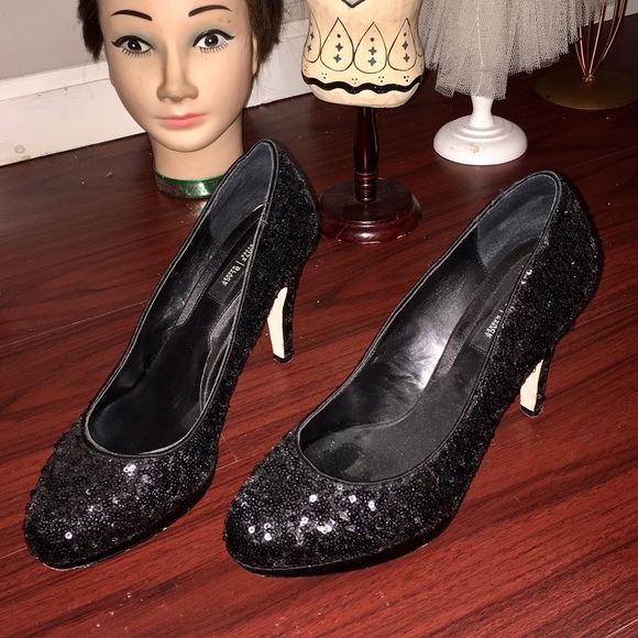 FREE FANNY PACK/ PRICE DROP $30 WHITE HOUSE/BLACK MARKET PLATFORMS - Picture 1 of 5