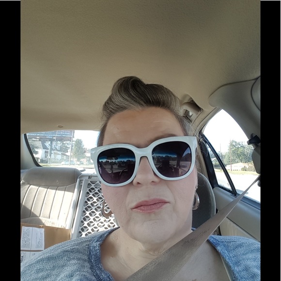 Meet your Posher, Deborah - Picture 3 of 6