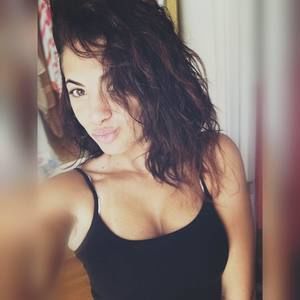 Meet your Posher, Larissa