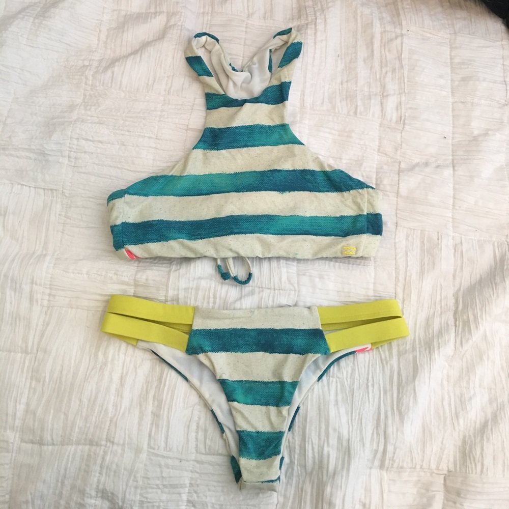 Billabong bikini set. Size small.