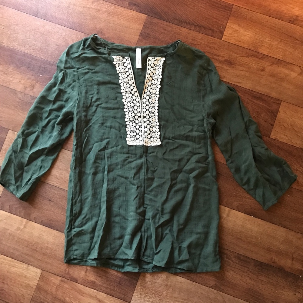 Quarter-sleeve blouse