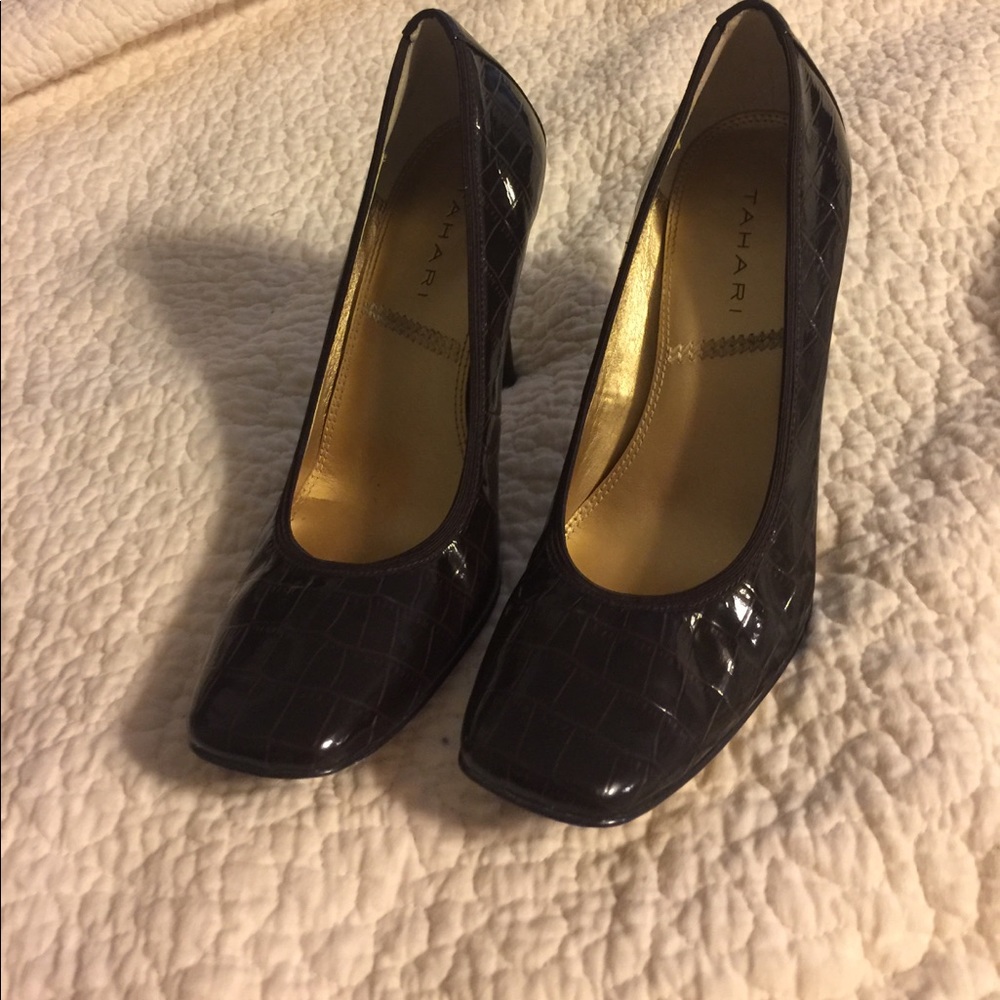 Tahari Pumps Sz 6.5M Brown Croc Pattern