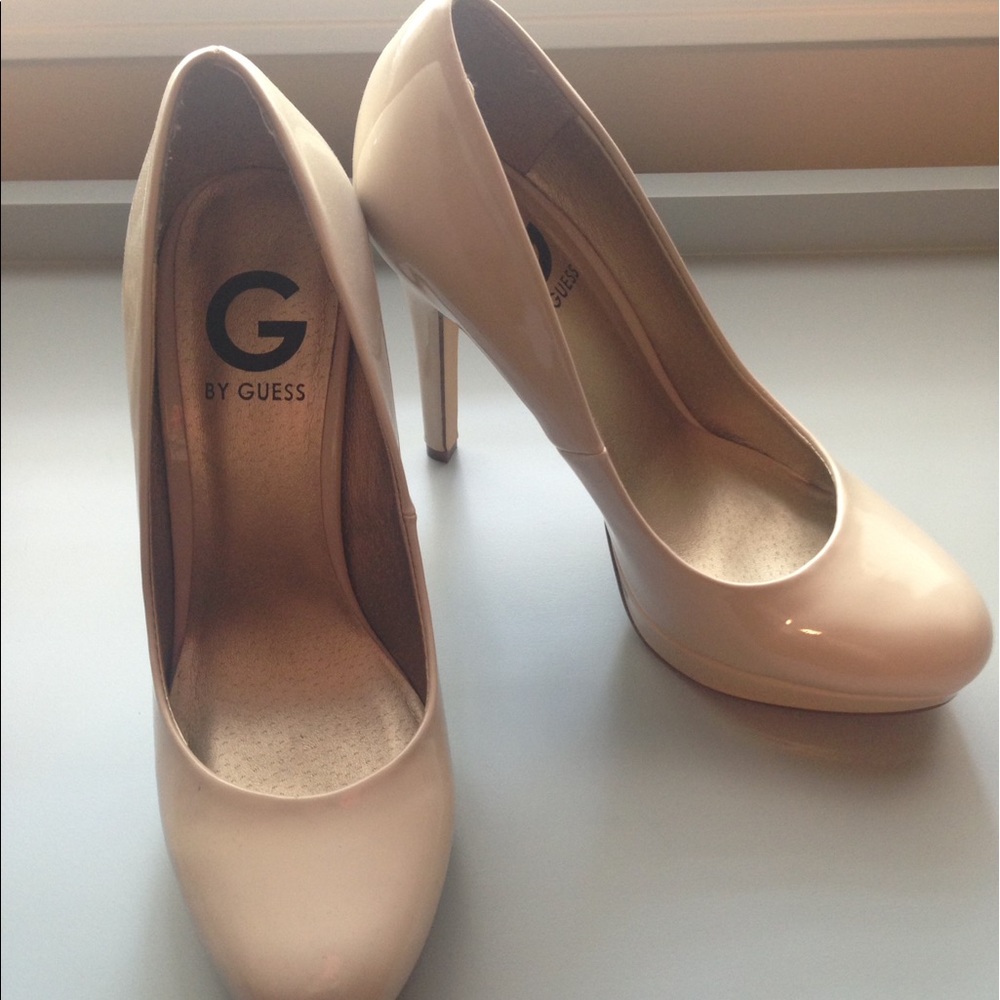 Preloved guess pumps