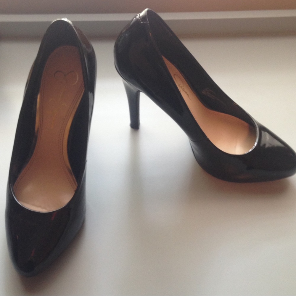 Preloved black pumps