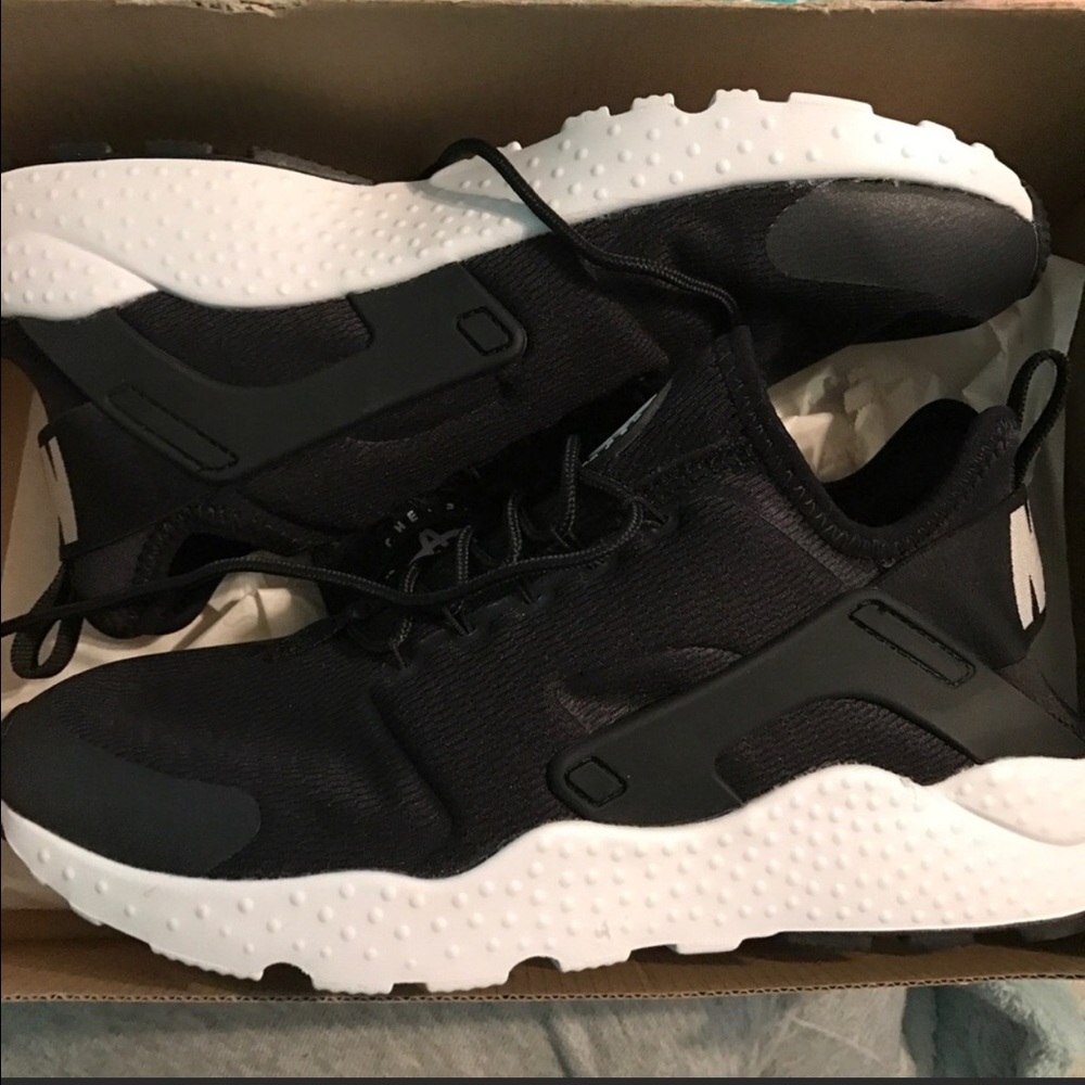 HOUR ONLY SALE 🔥Nike Huaraches!!! 🔥