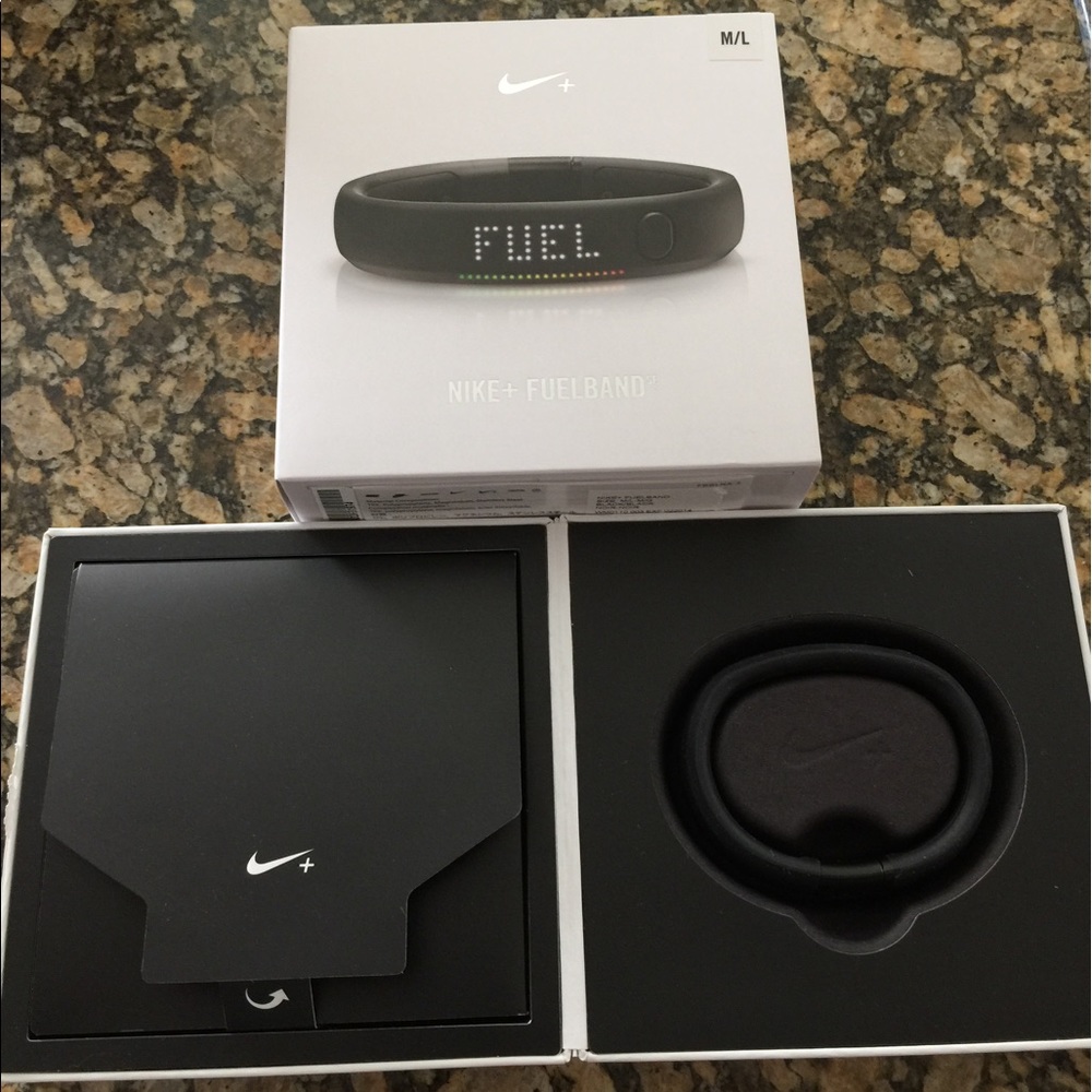Nike Fuel Band Comes with box and charger