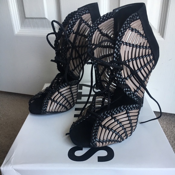 Schultz Heels 👠 - Picture 2 of 3