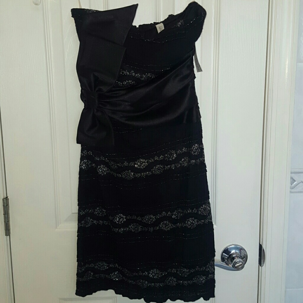 ⬇Price! NWT! Black and silver stretch lace dress