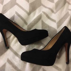 Black pumps