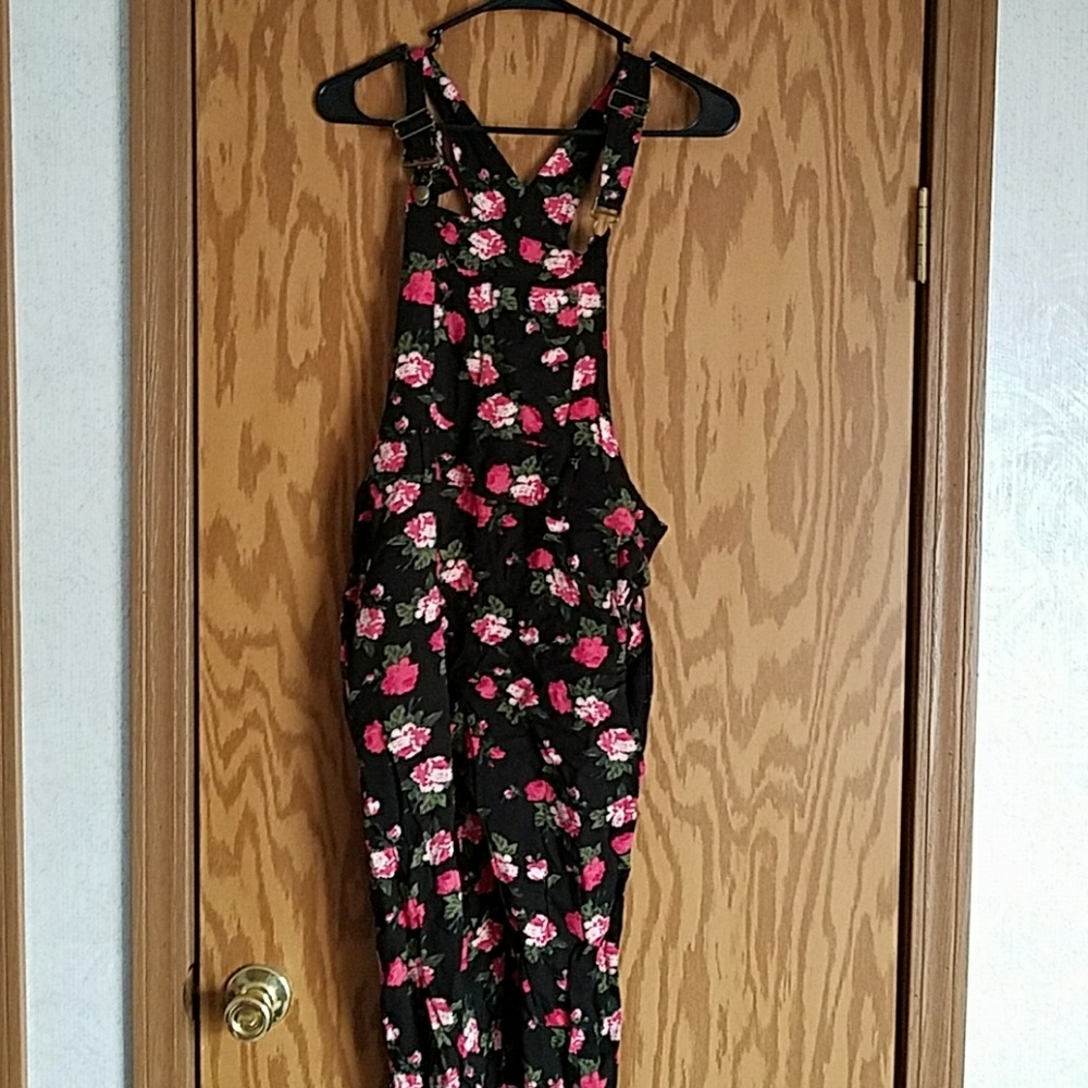 One Clothing sz. S flower overalls